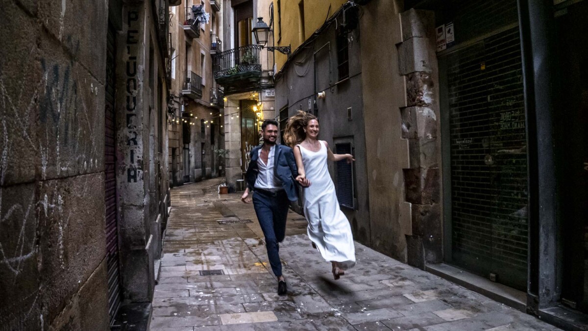 fotografia de casament als carrers del barri Gòtic de Barcelona